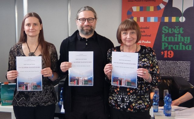 Kamila, Michal a Soňa Thomovi při přebírání ceny za knihu Encyklopedia Magických míst na Světu Knihy 2019